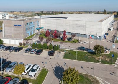 Veduta esterna dell'ampio stabilimento industriale e della palazzina uffici Berardi realizzati da Zini Elio S.r.l.