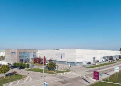 Veduta esterna dell'ampio stabilimento industriale e della palazzina uffici Berardi realizzati da Zini Elio S.r.l.