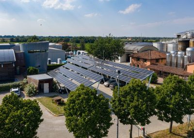 Veduta aerea di pensiline fotovoltaiche per auto realizzate da Zini Elio S.r.l. nel parcheggio di un'azienda