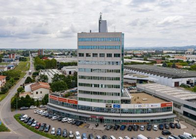 Veduta aerea della moderna torre direzionale con uffici e attività commerciali realizzata da Zini Elio S.r.l.