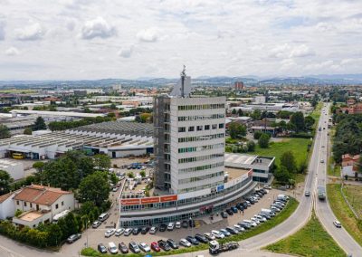 Veduta aerea della moderna torre direzionale con uffici e attività commerciali realizzata da Zini Elio S.r.l.
