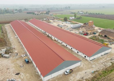 Veduta aerea di due grandi capannoni agroindustriali gemelli con coperture rosse realizzati da Zini Elio S.r.l.