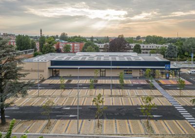 Veduta panoramica del moderno supermercato Eurospin con ampio parcheggio alberato realizzato da Zini Elio S.r.l.