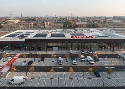 Veduta aerea frontale dell'ampio e moderno ipermercato Interspar con parcheggio attrezzato realizzato da Zini Elio S.r.l.