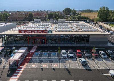 Veduta aerea frontale del moderno supermercato Eurospar con parcheggio attrezzato realizzato da Zini Elio S.r.l.