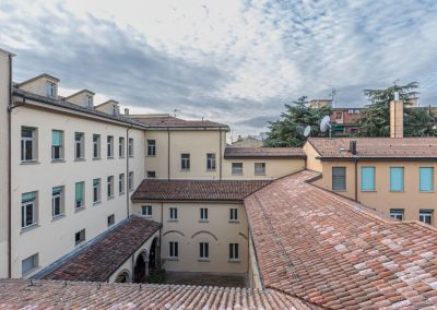 Veduta dall'alto delle coperture in coppi e dei tetti restaurati di un complesso storico da Zini Elio S.r.l.