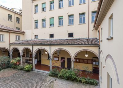 Cortile interno con porticato ad archi di un edificio storico restaurato da Zini Elio S.r.l.