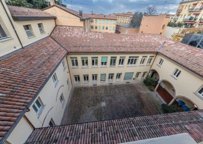 Cortile interno con porticato ad archi di un edificio storico restaurato da Zini Elio S.r.l.