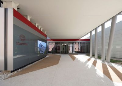 Ingresso pedonale coperto del polo universitario Alma Mater Studiorum realizzato da Zini Elio S.r.l.