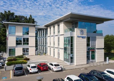 Esterno del moderno edificio direzionale sede di Confartigianato e BCC costruito da Zini Elio S.r.l.