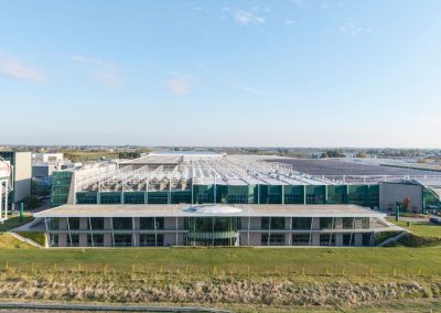 Veduta aerea frontale dell'ampio polo industriale e della sede direzionale Cefla a Imola realizzata da Zini Elio S.r.l.