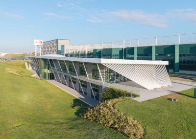 Esterno del moderno e avveniristico edificio direzionale Cefla a Imola realizzato da Zini Elio S.r.l.