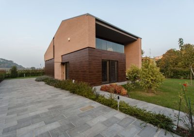 Esterno di una villa unifamiliare moderna in mattoni e legno progettata e realizzata da Zini Elio S.r.l.