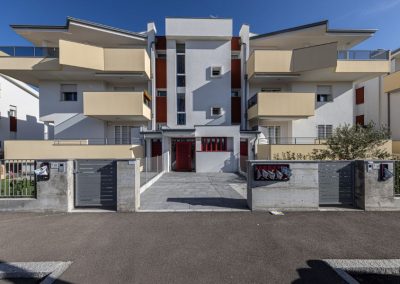 Facciata esterna di un moderno condominio residenziale di nuova costruzione realizzato da Zini Elio S.r.l.