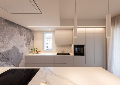 Interno di una cucina moderna e minimalista con finiture di pregio realizzata da Zini Elio S.r.l.