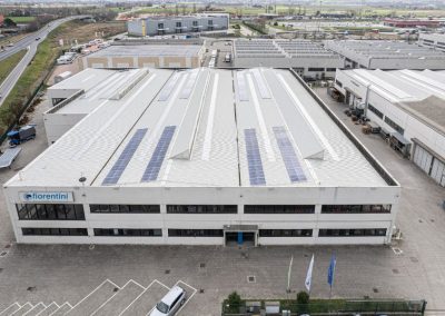 Veduta aerea del moderno stabilimento industriale Fiorentini con impianto fotovoltaico realizzato da Zini Elio S.r.l.