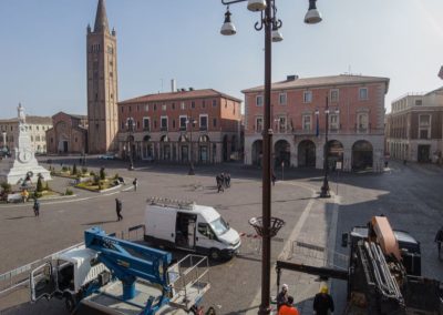 Mezzi speciali e piattaforma aerea di Zini Elio S.r.l. in Piazza Saffi a Forlì per interventi di manutenzione urbana