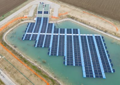 Veduta aerea dall'alto di un impianto fotovoltaico galleggiante installato da Zini Elio S.r.l. su un bacino d'acqua