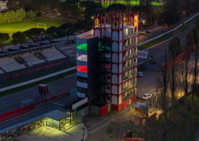 Veduta aerea notturna della Torre dell'Autodromo di Imola e della pista con illuminazione tricolore