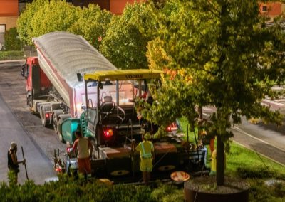 Fase di carico e stesa dell'asfalto caldo con la finitrice stradale Vögele di Zini Elio S.r.l.