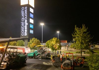 Mezzi speciali per asfaltatura di Zini Elio S.r.l. inclusi rulli e finitrici in un cantiere notturno
