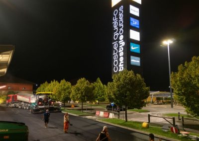 Mezzi e operai di Zini Elio S.r.l. impegnati nell'asfaltatura notturna del parcheggio di Castel Guelfo Outlets