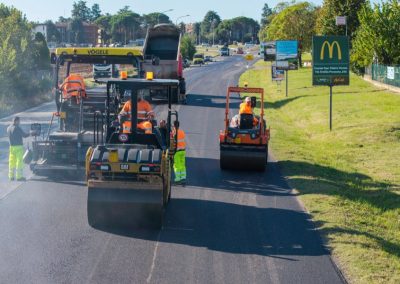Rulli compattatori Caterpillar e Hamm di Zini Elio S.r.l. in azione sulla Via Emilia Ponente