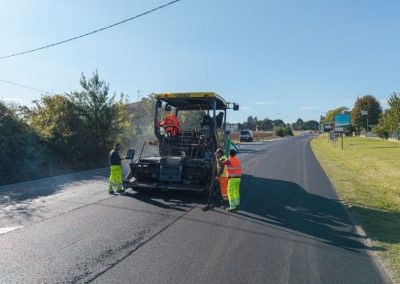 Finitrice di Zini Elio S.r.l. in azione sul cantiere stradale durante la stesa del nuovo asfalto