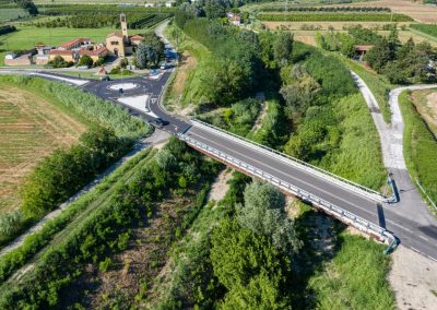 Veduta aerea con drone di un ponte stradale e di una rotatoria di nuova costruzione realizzati da Zini Elio S.r.l.
