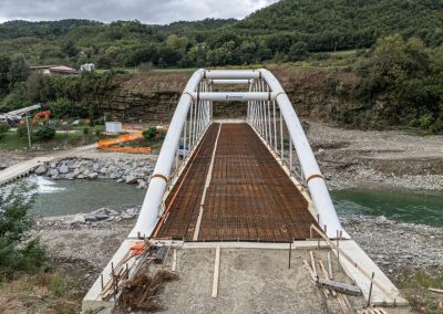 Fase di posa dell'armatura in ferro sul solaio del ponte ad arco in acciaio di Zini Elio S.r.l.