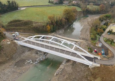 Fotografia aerea dall'alto del ponte stradale ad arco in acciaio bianco realizzato da Zini Elio S.r.l.