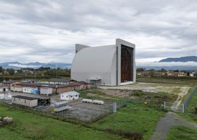 Grande hangar speciale ad arco e area logistica con prefabbricati realizzati da Zini Elio S.r.l.