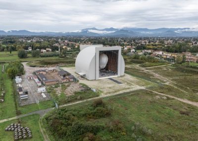 Veduta aerea di un grande hangar ad arco per il gonfiaggio e collaudo di palloni aerostatici realizzato da Zini Elio S.r.l.