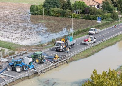 Veduta aerea dei mezzi di Zini Elio S.r.l. e trattori con idrovore attive per il pompaggio e bypass dell'acqua stradale