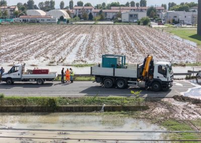 Camion e tecnici di Zini Elio S.r.l. con idrovora professionale per il pompaggio dell'acqua durante un'emergenza alluvione